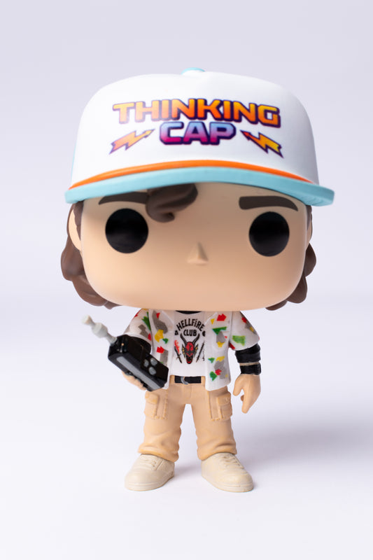 POP STRANGER THINGS S4 DUSTIN WITH THINKING CAP