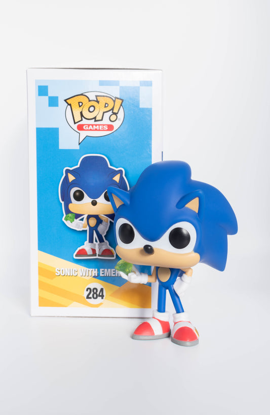 FUNKO POP SONIC WITH EMERALD
